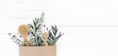 Lavanta ve okaliptüs çiçeği. Vücut ve cilt bakımı için çevre dostu kavram.