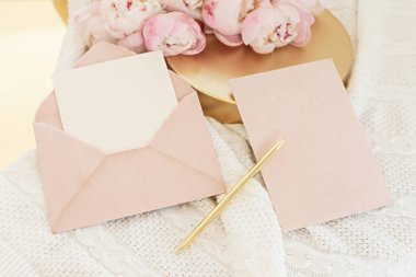 Düğün kartı konsepti. Ahşap arka planda şakayık çiçekleri olan üst görünüm. Açık renklerde düz uzanma biçimi.