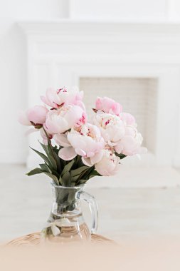 İskandinav iç kısımlarında pembe laleler olan bahar buketi.