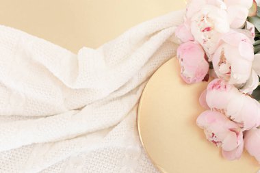 Altın zemin üzerinde pembe laleler olan stil kompozisyonu. Çiçek çerçevesi ve beyaz tekstil yatıyordu. Kenarlık üst görünümü.