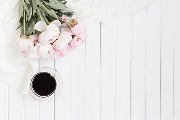 Composição com estilo com tulipas rosa e xícara de café em fundo de madeira. Flat lay floral frame e branco têxtil. Vista superior da fronteira. — Fotografia de Stock