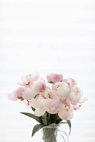 Pivoines romantiques sur un fond clair. Bouquet féminin pour un mariage ou un anniversaire. — Photo