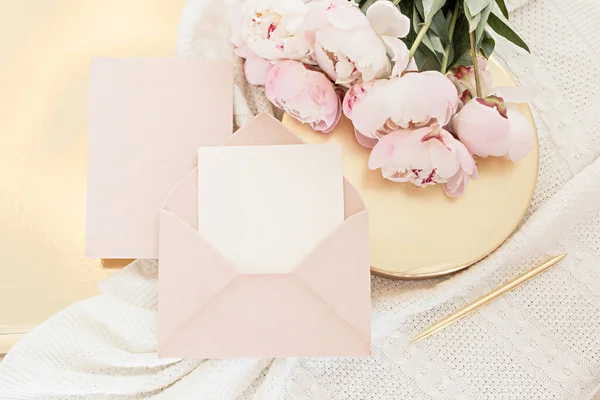 Γαμήλια ευχετήρια κάρτα έννοια. Διακόσμηση πάνω όψης σε ξύλινο φόντο με λουλούδια παιώνιας. Επίπεδη lay στυλ σε ανοιχτά χρώματα. — Φωτογραφία Αρχείου