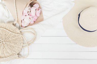 Ahşap zemin üzerinde pembe laleler olan bahar kompozisyonu. Çiçek çerçevesi ve beyaz tekstil yatıyordu. Kenarlık üst görünümü.