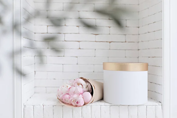 Frühling und Sommer Hochzeitskonzept Szene, leere Bilderrahmen-Attrappe auf Kamin. Skandinavisches Interieur in weißer Farbe. Blühender Pfingstrosenstrauß. — Stockfoto