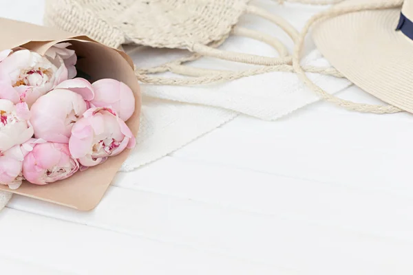 Frühlingskomposition mit rosa Tulpen auf Holzgrund. Flach lag floraler Rahmen und weißes Textil. Grenzblick. — Stockfoto