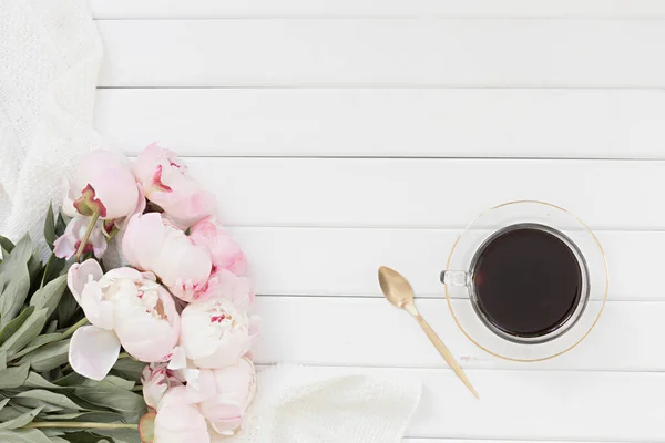 Composizione in stile con tulipani rosa e tazza di caffè su sfondo in legno. Flat lay cornice floreale e tessile bianco. Vista dall'alto del confine. — Foto Stock