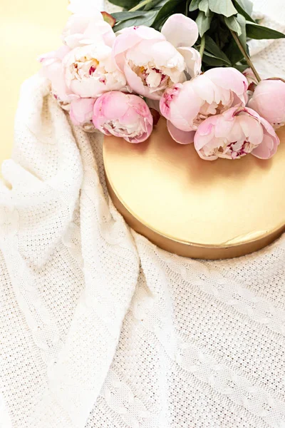 Gestylte Komposition mit rosa Tulpen auf goldenem Hintergrund. Flach lag floraler Rahmen und weißes Textil. Grenzblick. — Stockfoto