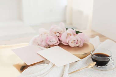 Düğün kartı konsepti. Ahşap arka planda şakayık çiçekleri olan üst görünüm. Açık renklerde düz uzanma biçimi.