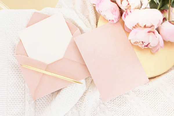 Γαμήλια ευχετήρια κάρτα έννοια. Διακόσμηση πάνω όψης σε ξύλινο φόντο με λουλούδια παιώνιας. Επίπεδη lay στυλ σε ανοιχτά χρώματα. — Φωτογραφία Αρχείου