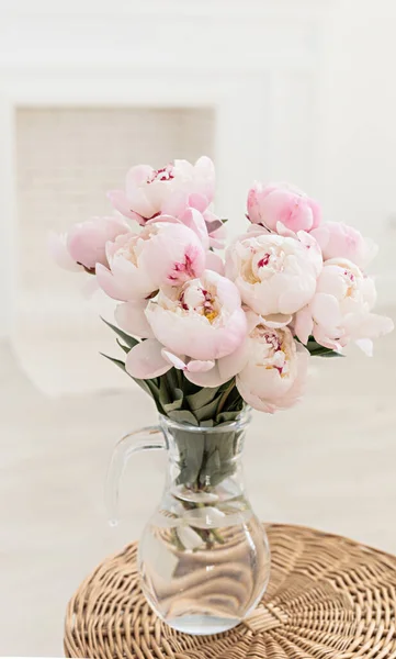 Vårbukett med rosa tulpaner på skandinavisk inredning. — Stockfoto