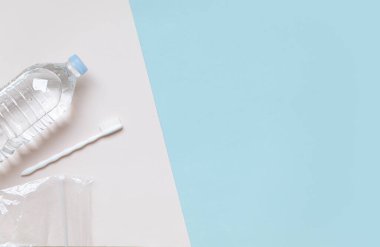 Çevre dostu banyo esasları ekolojik olmayan aksesuarlara karşı..