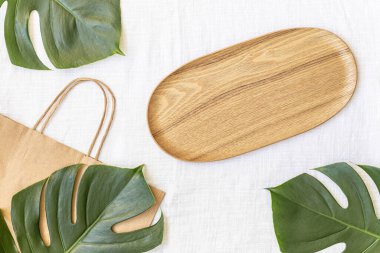 Canlı arkaplanda tropikal yapraklar. Yaz düzlüğü kompozisyonu.