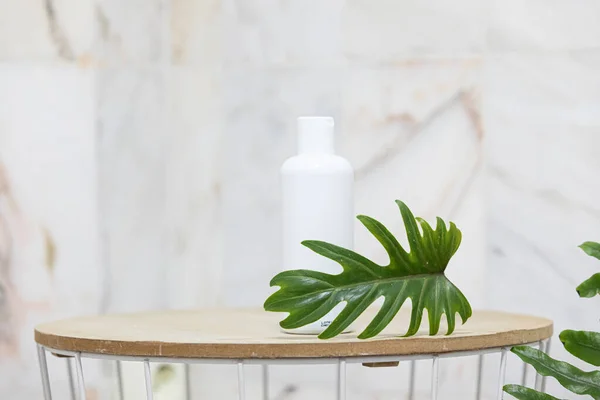 Beyaz şişe ve tropik arka planda palmiye yapraklarıyla cilt bakımı kavramı. — Stok fotoğraf