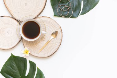 Canlı arkaplanda tropikal yapraklar. Yaz düzlüğü kompozisyonu.