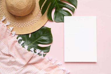 Yazın düzenlenmiş düğün masaüstü kırtasiyesi modeli. Boş bir tebrik ve davetiye kartı. Boş alanlı yeşil tropikal yapraklar.