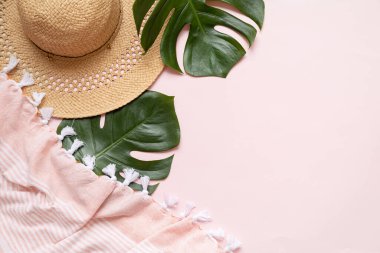 Canlı arkaplanda tropikal yapraklar. Yaz düzlüğü kompozisyonu.