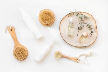 Tropikal arka planda gerekli yağlar. Deri ve vücut bakımı kavramı.