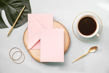 Yazın düzenlenmiş düğün masaüstü kırtasiyesi modeli. Boş bir tebrik ve davetiye kartı. Boş alanlı yeşil tropikal yapraklar.