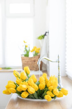 Mutfağın içinde bir buket taze lale var..