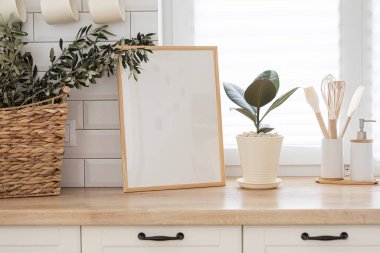 Mutfak arka planındaki çerçeveyi düzenle. İskandinav ev tasarımı.