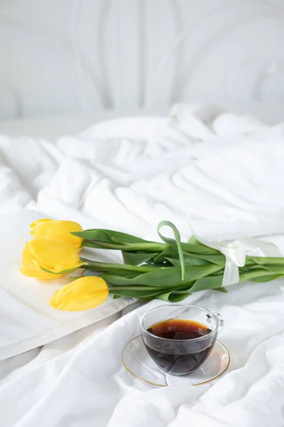 Interno della casa con un fresco bouquet di tulipani. — Foto Stock