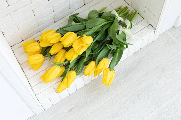 Home interior with a fresh bouquet of tulips. — Stock Photo, Image