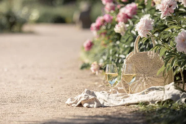 Romantische picknick op het gazon met pioenen. — Stockfoto