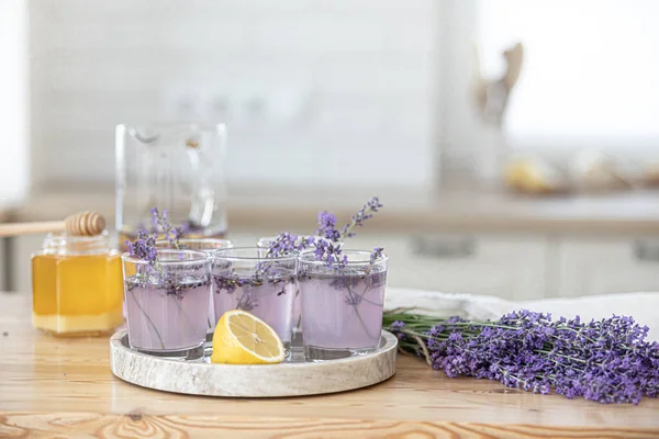Preparazione di limonata di lavanda fresca. Fase 7, ingredienti per un cocktail fresco estivo. Guida per gli utenti. Bere in cucina. — Foto Stock