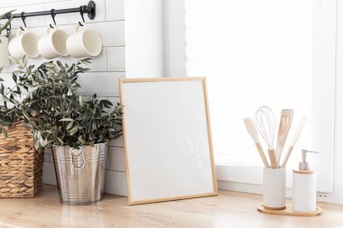 Mutfak arka planındaki çerçeveyi düzenle. İskandinav ev tasarımı.