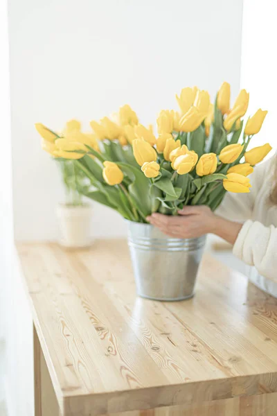 Florista faz um belo buquê tulipas. — Fotografia de Stock