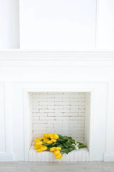 Home Interieur mit einem frischen Strauß Tulpen. — Stockfoto