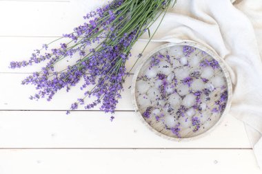 Taze lavantalı limonata. Yedinci adım, taze yaz kokteyli yapmak için gerekli malzemeler. Kullanıcı rehberi. Mutfakta iç..