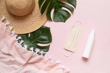 Beyaz şişe ve tropik arka planda palmiye yapraklarıyla cilt bakımı kavramı.