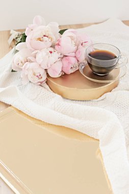 Altın zemin üzerinde pembe laleler olan stil kompozisyonu. Çiçek çerçevesi ve beyaz tekstil. Kenarlık üst görünümü.