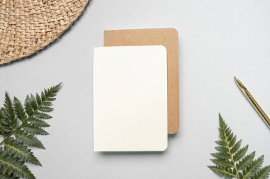 Tropik çalışma alanı konsepti. Not defteri ve tropik palmiye yaprakları. Model sunum çalışma yeri.