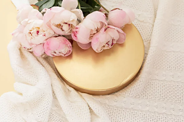 金の背景にピンクのチューリップとスタイルの組成物。フラットは、花のフレームと白の繊維を置く。境界上の眺め. — ストック写真