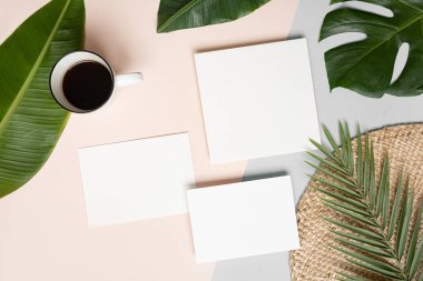 Yazın düzenlenmiş düğün masaüstü kırtasiyesi modeli. Boş bir tebrik ve davetiye kartı. Boş alanlı yeşil tropikal yapraklar.