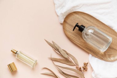 Canlı arkaplanda tropikal yapraklar. Yaz düzlüğü kompozisyonu.