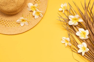 Canlı arkaplanda tropikal yapraklar. Yaz düzlüğü kompozisyonu.