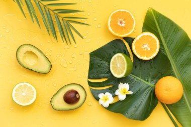 Taze portakal ve tropikal yaprak. Doğal kozmetik ürünleri için kesilmiş narenciye.