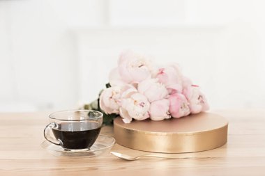 Hafif arka planda romantik şakayıklar. Düğün ya da doğum günü için kadınsı bir buket.