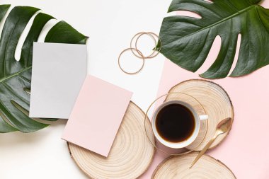 Yazın düzenlenmiş düğün masaüstü kırtasiyesi modeli. Boş bir tebrik ve davetiye kartı. Boş alanlı yeşil tropikal yapraklar.