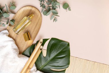 Canlı arkaplanda tropikal yapraklar. Yaz düzlüğü kompozisyonu.