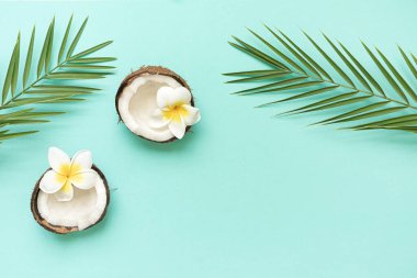 Hindistan cevizi ve palmiye yapraklı tropikal arkaplan.