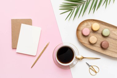 Tropik çalışma alanı konsepti. Not defteri ve tropik palmiye yaprakları. Model sunum çalışma yeri.