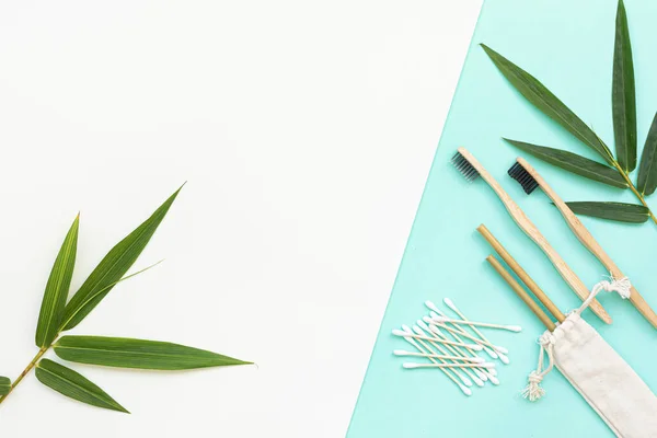Cepillo de dientes de bambú y accesorios de higiene en una mesa con espacio para copiar sobre un fondo blanco. —  Fotos de Stock