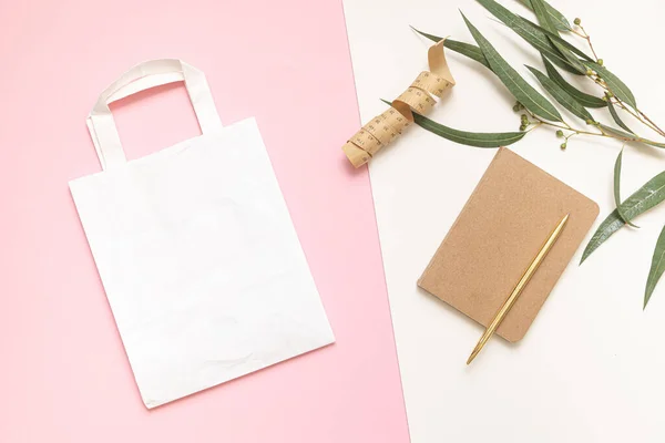 Flat Lay conceito de compras com saco de papel e folhas tropicais. Composição elegante com acessórios elegantes. — Fotografia de Stock