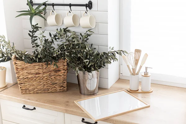 Mutfak arka planındaki çerçeveyi düzenle. İskandinav ev tasarımı.