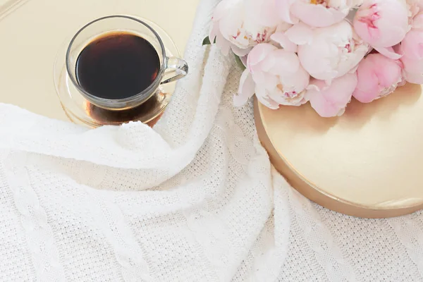 Composition stylisée avec tulipes roses et café tasse sur fond doré. Cadre floral plat et textile blanc. Vue de dessus de frontière. — Photo